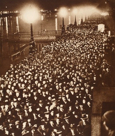 De menigte wacht om langs de katafalk van koning George in Westminster Hall te gaan, 1936 door English Photographer